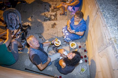 La AAVV de San Pedro reparte migas por las fiestas de San Lorenzo - MARIO TEJEDOR