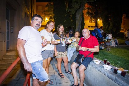 La AAVV de San Pedro reparte migas por las fiestas de San Lorenzo - MARIO TEJEDOR