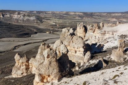 Espectaculares formaciones calcáreas en 'la Capadocia soriana', junto al pueblo de Aguaviva de la Vega.