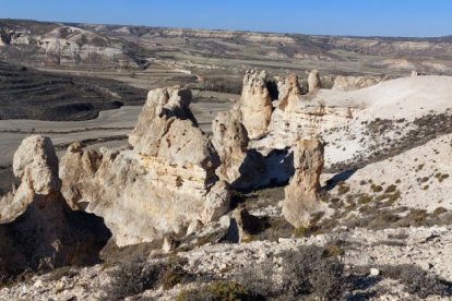 Espectaculares formaciones calcáreas en 'la Capadocia soriana', junto al pueblo de Aguaviva de la Vega.