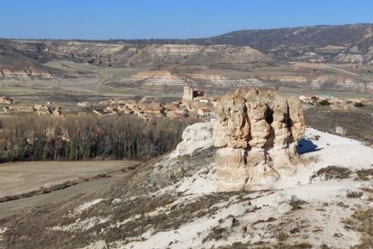Espectaculares formaciones calcáreas en 'la Capadocia soriana', junto al pueblo de Aguaviva de la Vega, que se ve al fondo en la imagen.