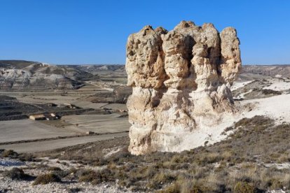 Espectaculares formaciones calcáreas en 'la Capadocia soriana', junto al pueblo de Aguaviva de la Vega.