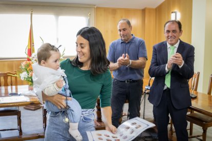 Reconocimiento a los nacidos en 2021 en el inicio de las fiestas de Golmayo..G. MONTESEGURO