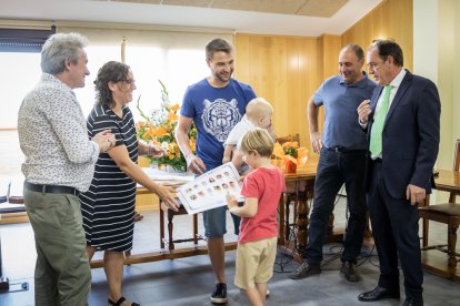 Reconocimiento a los nacidos en 2021 en el inicio de las fiestas de Golmayo..G. MONTESEGURO