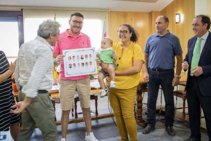 Reconocimiento a los nacidos en 2021 en el inicio de las fiestas de Golmayo..G. MONTESEGURO