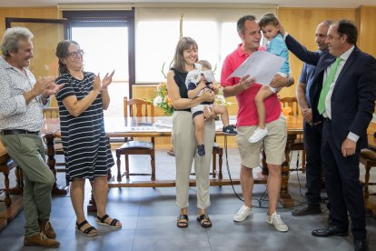 Reconocimiento a los nacidos en 2021 en el inicio de las fiestas de Golmayo..G. MONTESEGURO