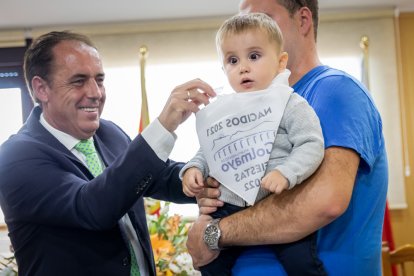 Reconocimiento a los nacidos en 2021 en el inicio de las fiestas de Golmayo..G. MONTESEGURO