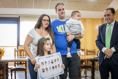 Reconocimiento a los nacidos en 2021 en el inicio de las fiestas de Golmayo..G. MONTESEGURO