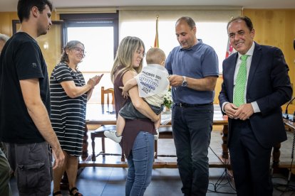 Reconocimiento a los nacidos en 2021 en el inicio de las fiestas de Golmayo..G. MONTESEGURO