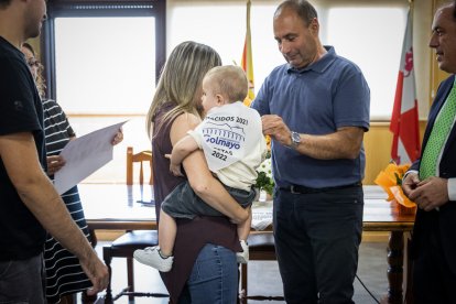 Reconocimiento a los nacidos en 2021 en el inicio de las fiestas de Golmayo..G. MONTESEGURO