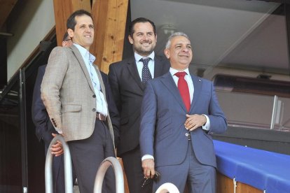 Moisés Israel, en primer término en la grada de Los Pajaritos, escoltado por su vicepresidente, Francisco Velázquez, y el secretario del consejo, Alejandro García. HDS