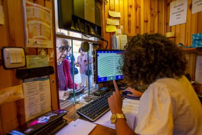 Colas para adquirir las entradas del Otoño musical soriano - MARIO TEJEDOR (4)