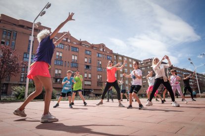 Clase de zumba con la candidata del PP al Ayuntamiento de Soria.-GONZALO MONTESEGURO