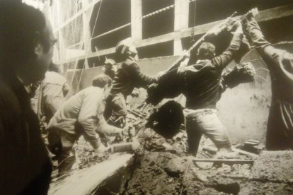 Tareas de desescombro en Teatinos el 7 de diciembre de 1989. F. SANTIAGO