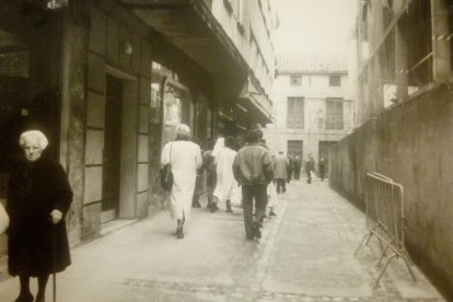 La calle ya limpia de escombros a última hora del día.-F. SANTIAGO
