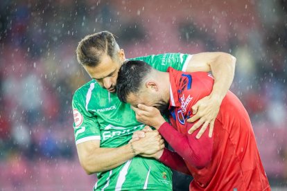 <p>Ni el Numancia fue capaz de ganar, ni el resto de campos favorecieron al equipo, <a href="https://heraldodiariodesoria.elmundo.es/articulo/deportes/hecatombe-numancia-que-pierde-yn-baja/20230527214916368025.html">el bochorno cayó de nuevo sobre el equipo de Soria </a>y<strong> el equipo vuelve a la 2ª RFEF</strong>, tercer descenso en cuatro años que condenan a los rojillos a <strong>una de las peores épocas de su historia.</strong></p>
<p>Un Numancia que<strong> se va a Segunda Federación por la puerta de atrás</strong> y deja un poso de incertidumbre de cara al futuro.</p>
<ul>
<li><a href="https://heraldodiariodesoria.elmundo.es/album/deportes/cd-numancia-desdiende-2a-rfef-fotos-partido-cornella/20230528001511368089.html">Las fotos del partido</a></li>
<li><a href="https://heraldodiariodesoria.elmundo.es/album/deportes/aficion-numancia-respondio-fotos-gradas/20230528002339368132.html">Las fotos de la afición</a></li>
</ul>
<p>FOTÓGRAFO: MARIO TEJEDOR</p>