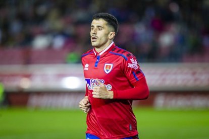 Tamayo jugaba sus primeros minutos con la camiseta del Numancia tras la lesión. MARIO TEJEDOR