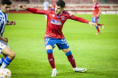 Tamayo jugaba sus primeros minutos con la camiseta del Numancia tras la lesión. MARIO TEJEDOR
