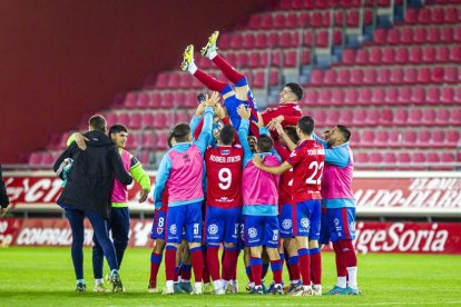 Tamayo jugaba sus primeros minutos con la camiseta del Numancia tras la lesión. MARIO TEJEDOR
