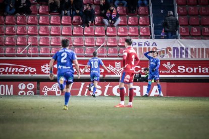 Mal partido el de un Numancia sin ideas ante el colista Calahorra y derrota que deja a los sorianos más cerca del descenso que de las posiciones de play off. Un gol de Baselga en el minuto 90 acabó de desarmar a un equipo rojillo que sigue con su mala dinámica de resultados. Iñaki Bea no acaba de encontrar la tecla que haga que los sorianos mejoren en su rendimiento.