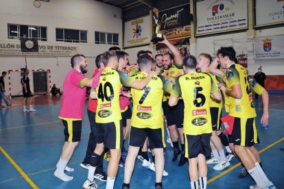 Los jugadores del BM Soria celebrando el ascenso a Honor Plata hace dos años en Lanzarote. HDS