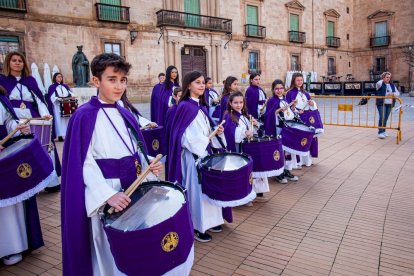 <p>Nueva edición de la Exaltación organizada por la <strong><em>Banda de Tambores, Cornetas y Bombos de la Santa Vera Cruz de Almazán</em></strong>.</p>
<p><strong>Las Bandas de las Cofradías </strong>participantes han sido:</p>
<ol type="1">
<li>REAL HERMANDAD STMO. CRISTO DE LA PAZ Y SANTO LIGNUM CRUCIS – SECCIÓN INFANTIL (<strong>CALATAYUD</strong>)</li>
<li>COFRADÍA DE LA SANTA VERA CRUZ DE LOS HERMANOS MARISTAS, LOGROÑO (<strong>LA RIOJA</strong>)</li>
<li>ASOCIACIÓN SEMANA SANTA RINCONERA, RINCÓN DE SOTO (<strong>LA RIOJA</strong>)</li>
<li>COFRADÍA DEL SANTO ENTIERRO, ALMAZÁN (<strong>SORIA</strong>)</li>
<li>REAL HERMANDAD STMO. CRISTO DE LA PAZ Y SANTO LIGNUM (<strong>CALATAYUD</strong>)</li>
<li>COFRADÍA DE LA SANTA-CRUZ, ARNEDO (<strong>LA RIOJA</strong>)</li>
</ol>
<p>FOTÓGRAFO: MARIO TEJEDOR</p>