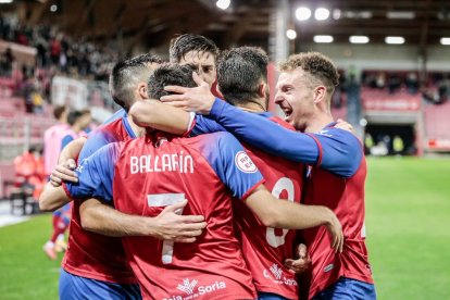 Los jugadores del Numancia celebran uno de los dos goles que dieron la victoria ante el Prat. GONZALO MONTESEGURO