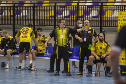 Jordi Lluelles da indicaciones en un partido de este curso. MARIO TEJEDOR