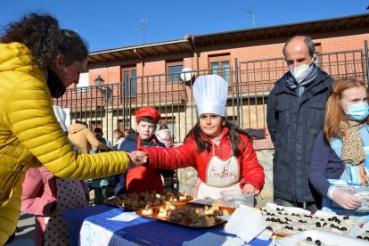 Campaña por la paz en Ucrania en San Leonardo. RAQUEL FERNÁNDEZ (7)