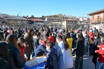 Campaña por la paz en Ucrania en San Leonardo. RAQUEL FERNÁNDEZ (2)