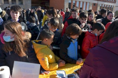 Campaña por la paz en Ucrania en San Leonardo. RAQUEL FERNÁNDEZ (12)