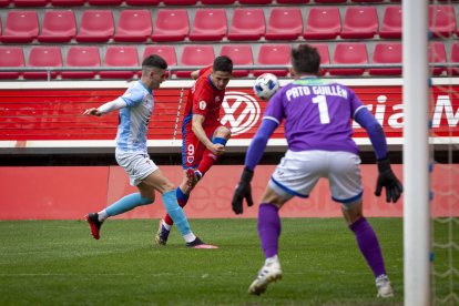 Benito dispara ante la presencia de dos jugadores del Compos. MARIO TEJEDOR