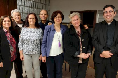 De derecha a izquierda implicados en la causa de beatificación: D. Alberto Fernández, delegado para las Causas de los Santos de la archidiócesis de Madrid. Fátima, sobrina de Pilar y representante de su familia. Mª José, representante de Acción Católica General. José Mª Blanco, tesorero. Mª Carmen Ventura, vice postuladora. Araceli Cabero, representante de UMOFC, Adela González, representante de Manos Unidas,