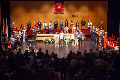 <p>El Palacio de la Audiencia se llenó de la pluralidad de Soria para hacer públicos los agradecimientos a<strong> <a href="https://heraldodiariodesoria.elmundo.es/articulo/soria/todos-hijos-adoptivos-predilectos-soria/20230223174451356223.html">hijos adoptivos, hija predilecta, Medalla de Plata y Medallas de Oro</a></strong><a href="https://heraldodiariodesoria.elmundo.es/articulo/soria/todos-hijos-adoptivos-predilectos-soria/20230223174451356223.html">.</a></p>
<p><a href="https://heraldodiariodesoria.elmundo.es/articulo/soria/ciudad-realza-magnificos-primera-linea-pandemia/20230615213756370601.html">En total, 13 homenajes más la entrega de los bastones conmemorativos a los alcaldes y alcaldesas de Soria</a>, póstumos en los casos de José Luis Liso, Virgilio Velasco y Eloísa Álvarez, que recogieron sus familiares.</p>
<p>Una asamblea para <strong>realzar a los ‘magníficos’ de Soria, con especial mención a quienes estuvieron en primera línea contra la pandemia</strong>.</p>
<p><meta http-equiv="CONTENT-TYPE" content="text/html; charset=utf-8" /><meta name="GENERATOR" content="OpenOffice 4.1.14 (Win32)" />
<style type="text/css"><!--
@page { margin: 2cm }
P { margin-bottom: 0.21cm }
-->
</style>
</p>
<p align="JUSTIFY"><strong>Bastones conmemorativos a los alcaldes:</strong></p>
<ul>
<li align="JUSTIFY">José Luis Liso Marín</li>
<li align="JUSTIFY">Virgilio Velasco Bueno</li>
<li align="JUSTIFY">Javier Jiménez Vivar</li>
<li align="JUSTIFY">Eloísa Álvarez Oteo</li>
<li align="JUSTIFY">Encarnación Redondo Jiménez</li>
<li align="JUSTIFY">Carlos Martínez Mínguez</li>
</ul>
<p align="JUSTIFY"><strong>Título Soriano de Pro</strong></p>
<ul>
<li align="JUSTIFY">Esteban Gómez Jiménez Galo</li>
</ul>
<p align="JUSTIFY"><strong>Título Hijo adoptivo de la Ciudad de Soria</strong></p>
<ul>
<li align="JUSTIFY">Antonio Zozoya y You</li>
<li align="JUSTIFY">Rafael Benjumea Cabeza de Vaca</li>
</ul>
<p align="JUSTIFY"><strong>Título Hija predilecta</strong></p>
<ul>
<li align="JUSTIFY">Mercedes Molina Ibáñez</li>
</ul>
<p align="JUSTIFY"><strong>Medalla de Plata Ciudad de Soria</strong></p>
<ul>
<li align="JUSTIFY">Centro Excursionista Soriano</li>
</ul>
<p align="JUSTIFY"><strong>Medalla de oro</strong></p>
<ul>
<li align="JUSTIFY">Círculo Amistad Numancia</li>
<li align="JUSTIFY">IES Antonio Machado</li>
<li align="JUSTIFY">Fundación Duques de Soria</li>
<li align="JUSTIFY">Banda Municipal de Soria</li>
<li align="JUSTIFY">Soria Ya</li>
<li align="JUSTIFY">Servicios Esenciales covid 19</li>
<li align="JUSTIFY">Sanidad Pública</li>
<li align="JUSTIFY">Pueblo de Soria</li>
</ul>
<p align="JUSTIFY"><strong><font size="2">ENTREGAS 2019-2023</font></strong></p>
<p align="JUSTIFY"><font size="2"><b>Medallas de oro</b></font></p>
<ul>
<li align="JUSTIFY"><font size="2">Profesionales de la Sanidad Pública</font></li>
<li align="JUSTIFY"><font size="2">Servicios Esenciales</font></li>
<li align="JUSTIFY"><font size="2">Pueblo de Soria</font></li>
</ul>
<p align="JUSTIFY"><font size="2"><b>Soriano de Pro</b></font></p>
<ul>
<li align="JUSTIFY"><font size="2">Esteban Gómez</font></li>
</ul>
<p>FOTÓGRAFO: MARIO TEJEDOR</p>