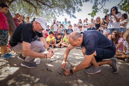 Carrera de caracoles en Peroniel.-G. MONTESEGURO