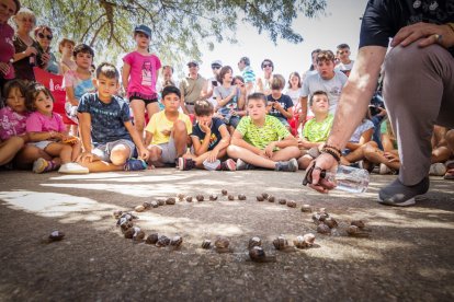 Carrera de caracoles en Peroniel.-G. MONTESEGURO