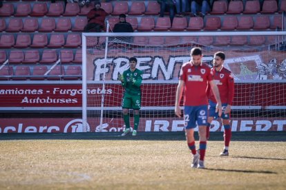 El Numancia fue víctima de sus errores y del mal juego ante el Amorebieta. GONZALO MONTESEGURO