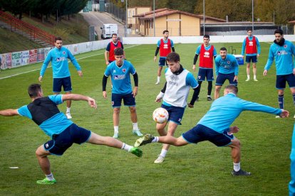 Intenso entrenamiento del CD Numancia. MARIO TEJEDOR