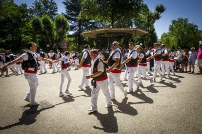 Desfile de peñas en el Domingo de calderas - MARIO TEJEDOR (1)