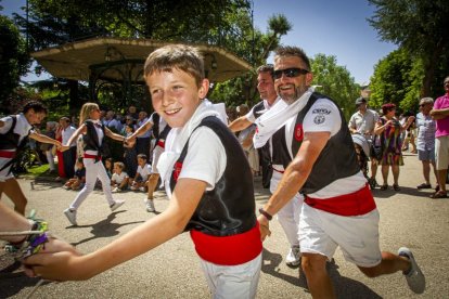 Desfile de peñas en el Domingo de calderas - MARIO TEJEDOR (3)