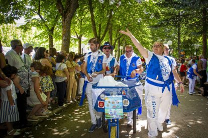 Desfile de peñas en el Domingo de calderas - MARIO TEJEDOR (11)