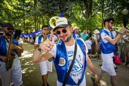 Desfile de peñas en el Domingo de calderas - MARIO TEJEDOR (17)
