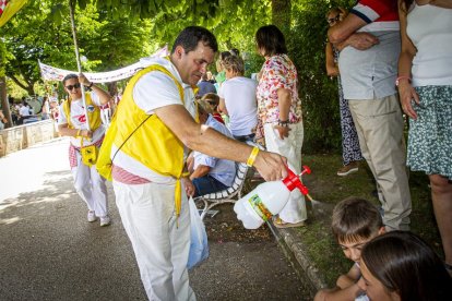 Desfile de peñas en el Domingo de calderas - MARIO TEJEDOR (24)