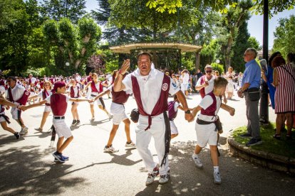Desfile de peñas en el Domingo de calderas - MARIO TEJEDOR (26)
