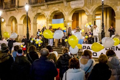 Concentración de apoyo al pueblo ucraniano. MARIO TEJEDOR (16)
