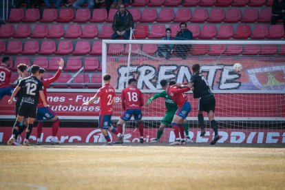 El Numancia remontaba ante el Nástic en una gran segunda parte. G.M.
