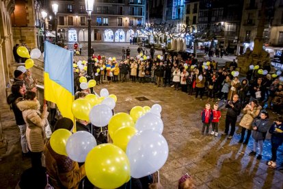 Concentración de apoyo al pueblo ucraniano. MARIO TEJEDOR (35)