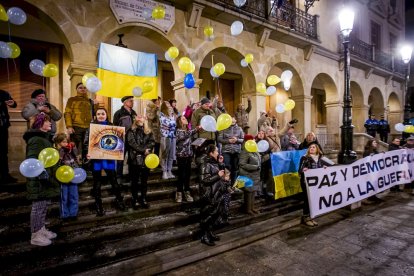 Concentración de apoyo al pueblo ucraniano. MARIO TEJEDOR (44)