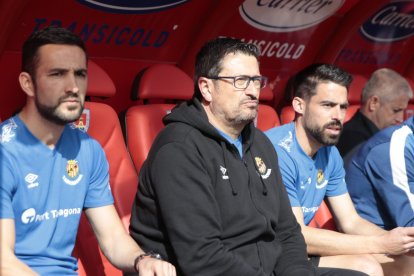 Iñaki Alonso, entrenador del Nástic en el banquillo de Los Pajaritos. GONZALO MONTESEGURO