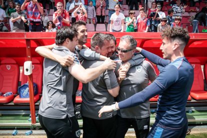 Diego Martínez se abraza con sus ayudantes tras lograr el ascenso a Primera RFEF. GONZALO MONTESEGURO